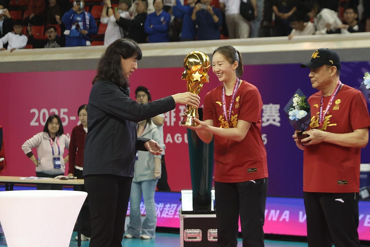 布伦森当选FMVP 尼克斯53年首冠